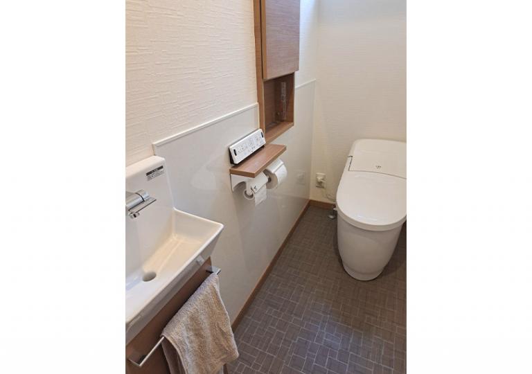 サムネイル トイレ内壁を壁パネルへ